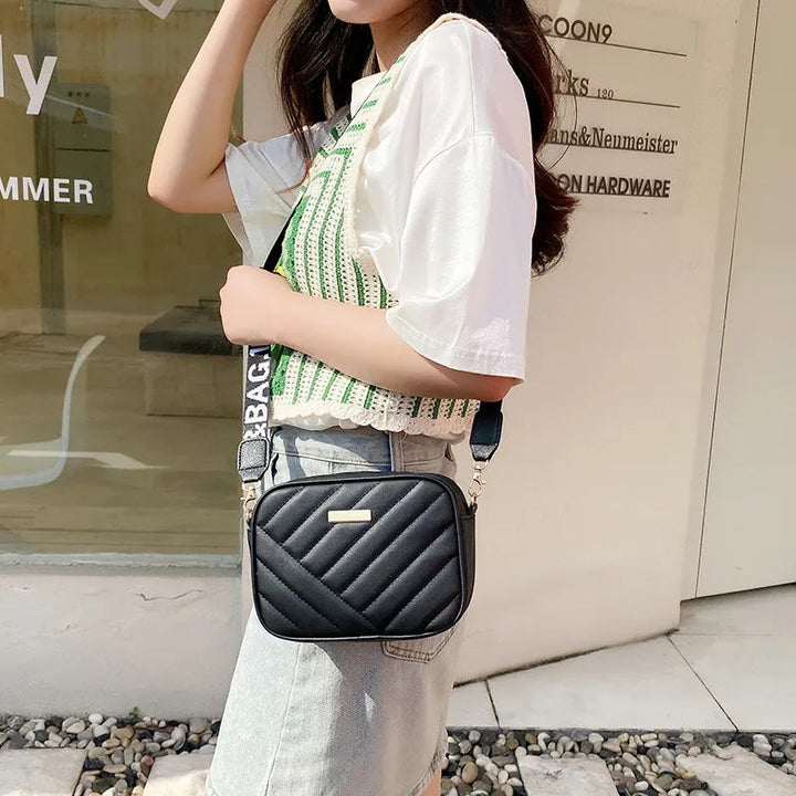 Stilvolle Damen Zip 'n Go Umhängetasche. Praktische, unifarbene Schultertasche mit Reißverschluss für den Alltag.