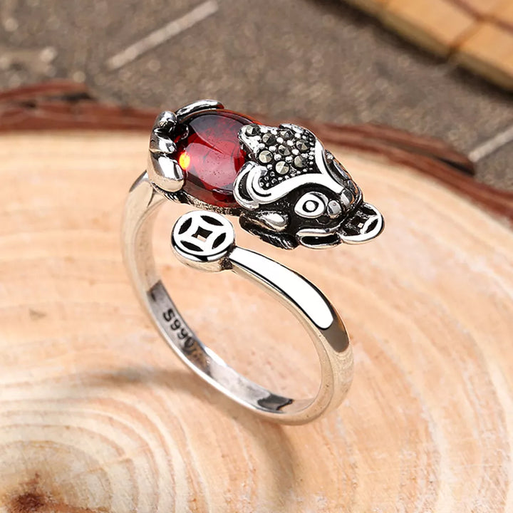 Vintage Pixiu Glücksring für Unisex mit rotem Granatstein, detailreich verarbeitet.