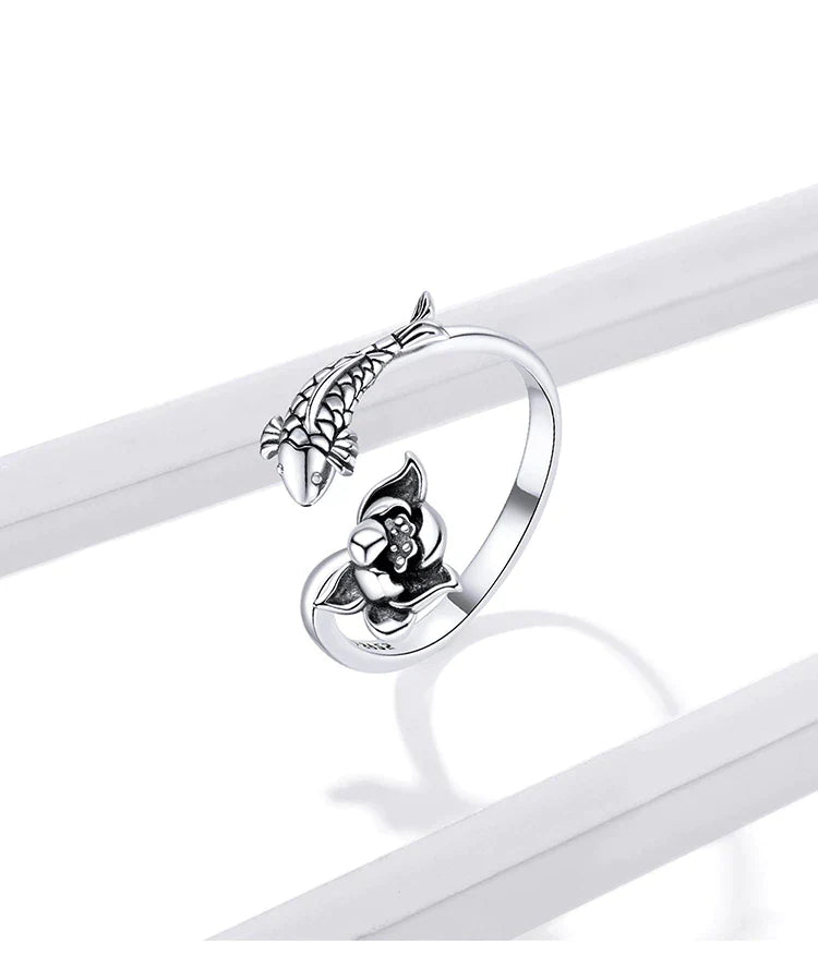 Verstellbarer Silberring mit detailreicher Koi- und Lotusblüten-Gravur, ideal als Glücksbringer Damenring.