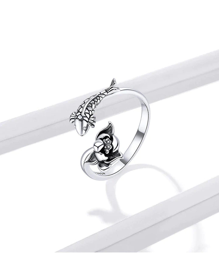 Verstellbarer Silberring mit detailreicher Koi- und Lotusblüten-Gravur, ideal als Glücksbringer Damenring.
