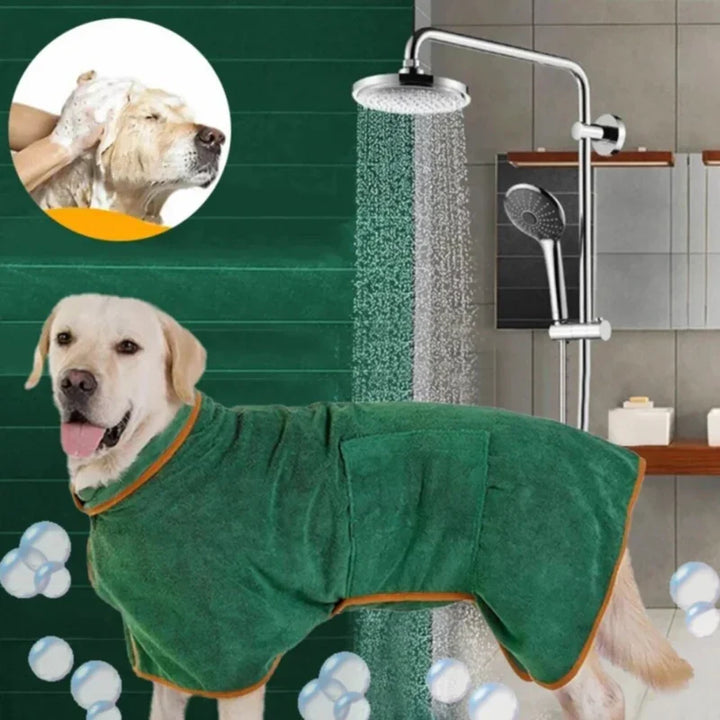 Komfortabler Hundebademantel zum schnellen Trocknen nach dem Bad oder Regenspaziergang.