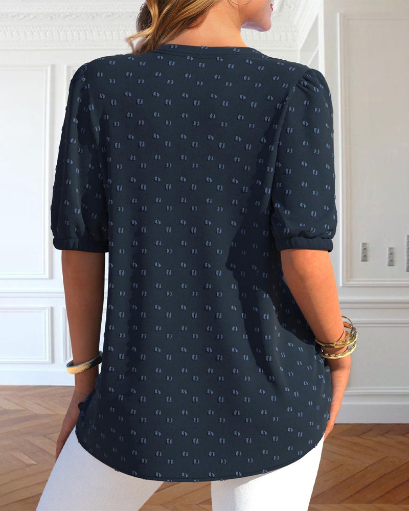 Modische Damenbluse mit langen Puffärmeln und tiefem V-Ausschnitt. Bequeme, leichte Spitzenbluse für einen Casual-Look.