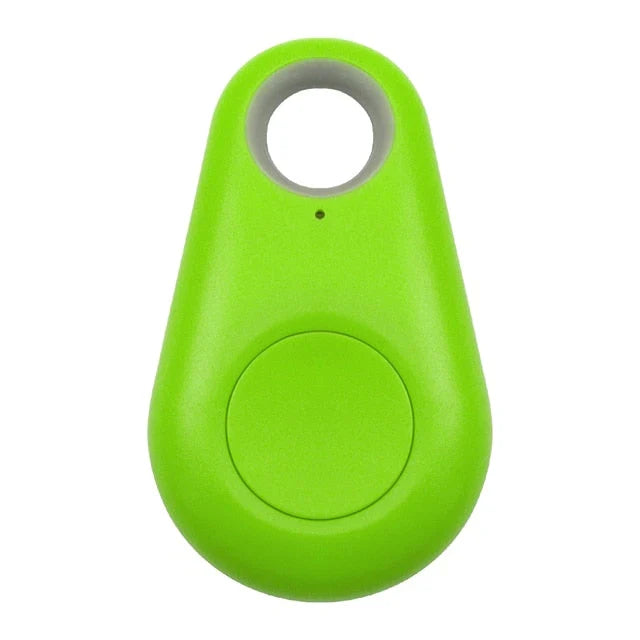 Detailaufnahme des Haustier GPS-Trackers, klein & leicht, für komfortable Tierortung.