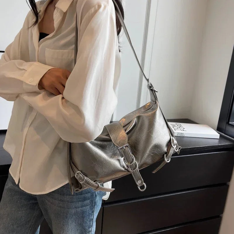 Detailaufnahme des eleganten Verschlusses der vielseitigen Damen-Umhängetasche.