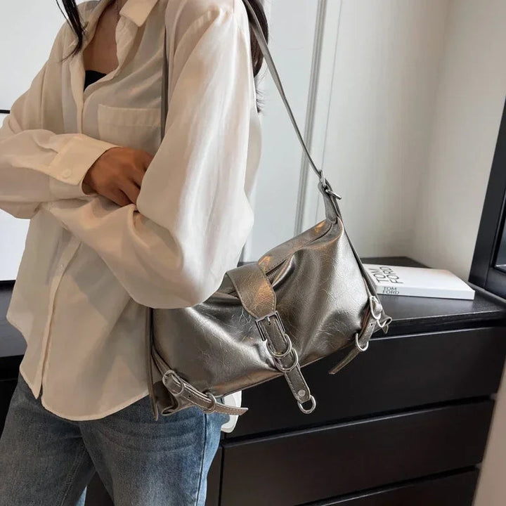 Detailaufnahme des eleganten Verschlusses der vielseitigen Damen-Umhängetasche.