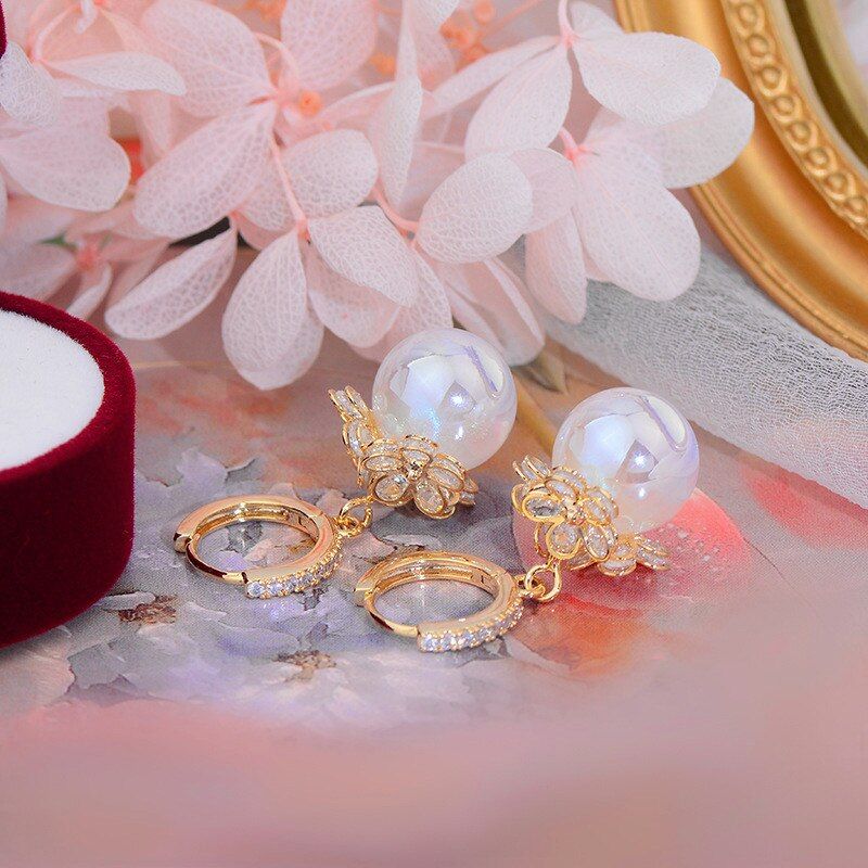 Luxuriöse Perlenohrringe für Damen, vergoldet und mit Zirkonia besetzt. Zeitloser Ohrschmuck für Eleganz.