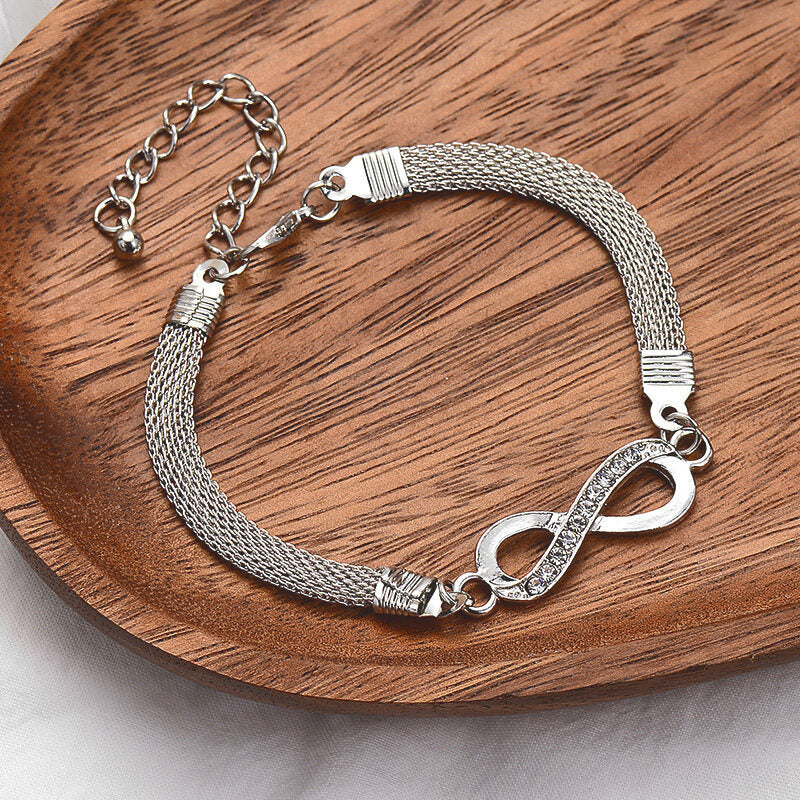 Hochwertiges Damen Infinity-Armband aus 925 Sterling-Silber. Fein gearbeitetes Unendlichkeits-Design, langlebiger Schmuck.