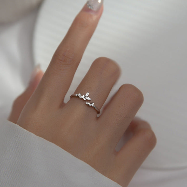 Glänzender Damen Silberring mit funkelndem Zirkonia Schmetterling; ein elegantes Accessoire.