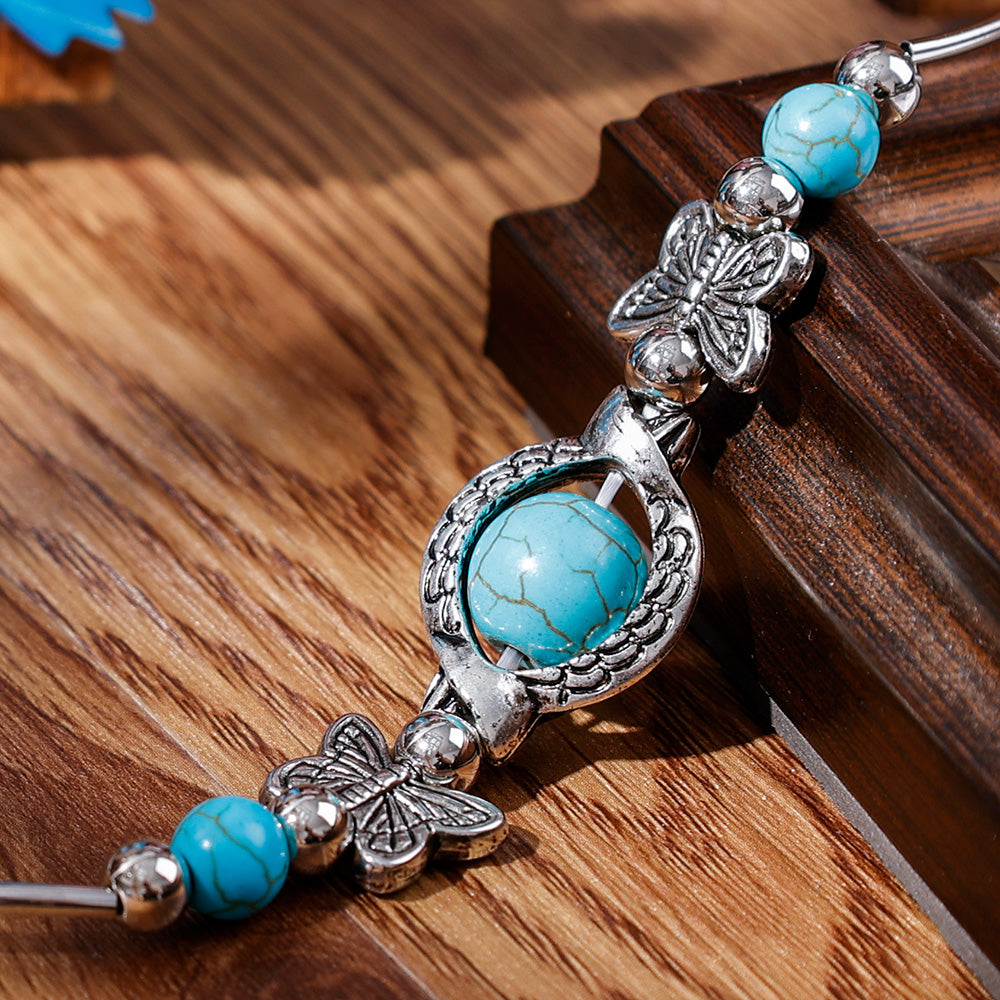 Türkisperlen Armband für Damen mit filigranem Schmetterling, ein elegantes Geschenk und zeitloses Schmuckstück.