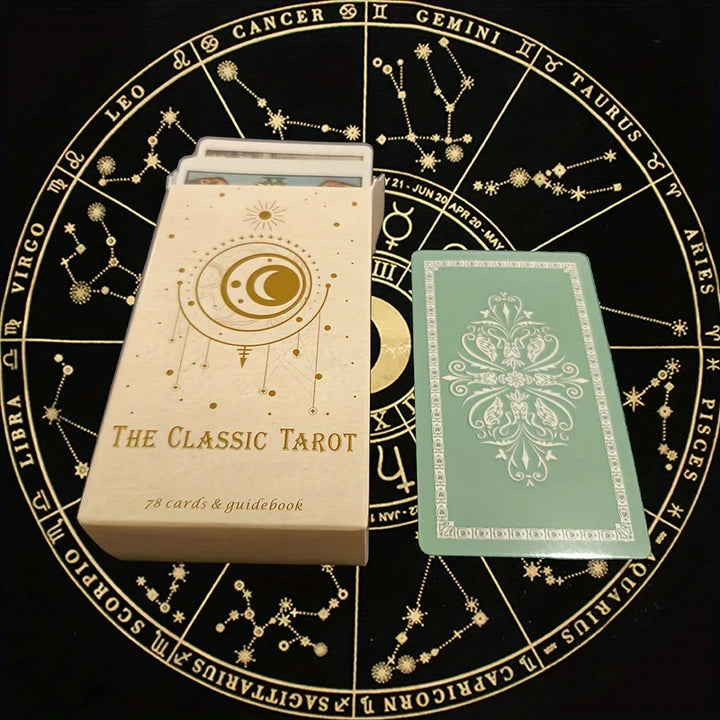 Hände halten traditionelle Tarotkarten. Ein Set für persönliche Einsicht, Intuition & spirituelle Führung.