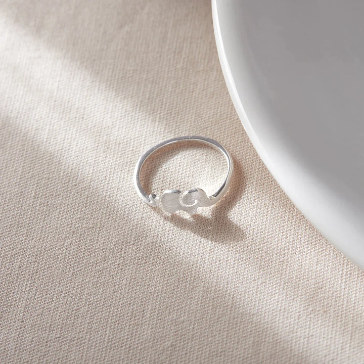 Elegante Geschenkidee: verstellbarer Silberring mit detailreichem Elefantenmotiv, hochwertiger Schmuck aus Zinklegierung.