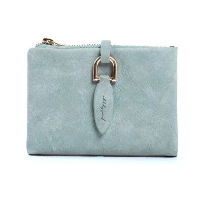 Frau hält schwarze matte Damen Vintage Clutch. Zeigt die kompakte Größe des Portemonnaies & Stil.
