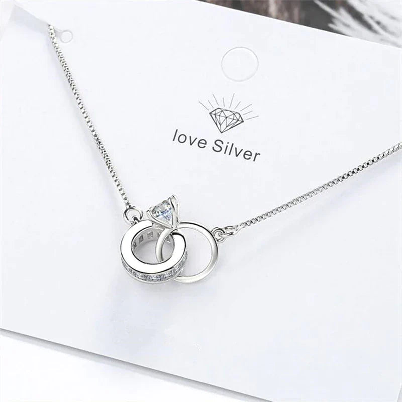 Verstellbares Damen Silberarmband im Infinity-Design mit Ehering-Anhänger & Zirkon, perfektes Geschenk.