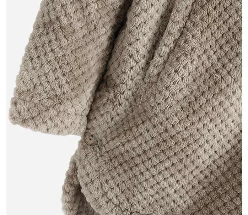 Moderner Damen Wintermantel Übergröße mit Kapuze, zeitlose Plus-Size Winterbekleidung.