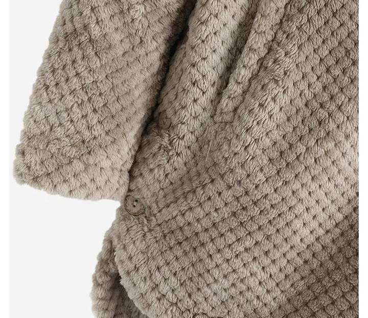 Moderner Damen Wintermantel Übergröße mit Kapuze, zeitlose Plus-Size Winterbekleidung.