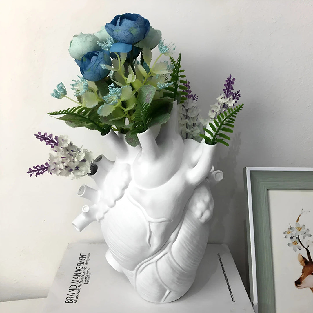 Griechisch inspirierte Herzvase aus Kunstharz, ein markantes Stück für jede Wohndekoration.