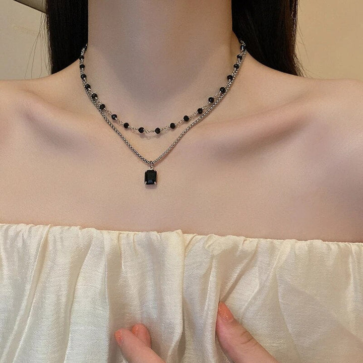 Stilvolle Silberkette als Doppelkette mit edlen schwarzen Perlen; eine moderne Perlenkette für Damen.