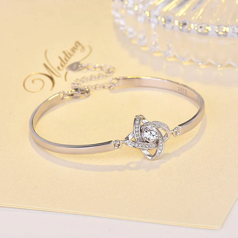 Exklusives Damen Liebesknoten Armband, Edelstahl & Zirkonia, ideal als elegantes Geschenk zum Valentinstag oder Jahrestag.