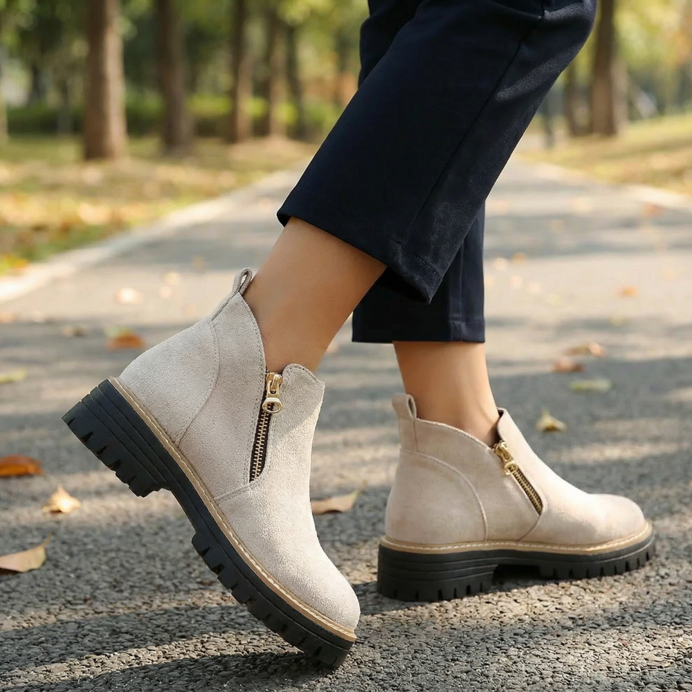 Nahaufnahme des seitlichen Reißverschlusses an den bequemen Damen Chelsea-Stiefeletten mit breiter Zehenbox & Blockabsatz.