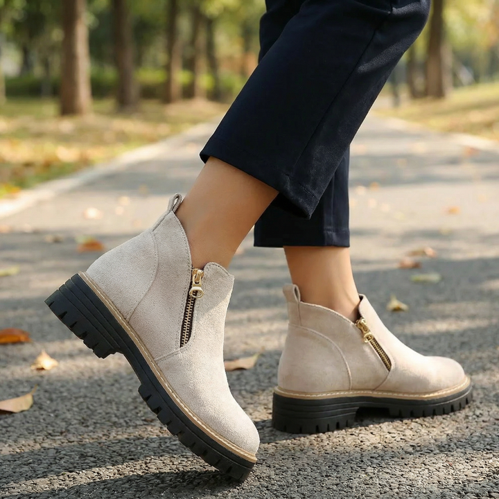 Nahaufnahme des seitlichen Reißverschlusses an den bequemen Damen Chelsea-Stiefeletten mit breiter Zehenbox & Blockabsatz.