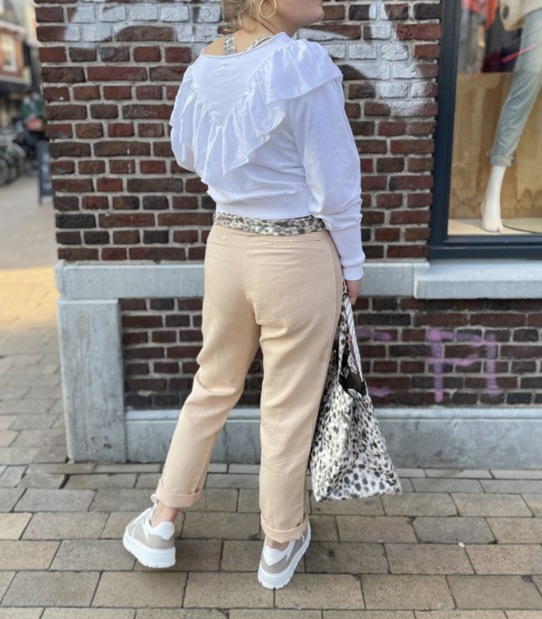 Elegante weiße Oversize Damenbluse für zeitlose Looks, ideal für Frühling & Herbst, komfortable Passform.