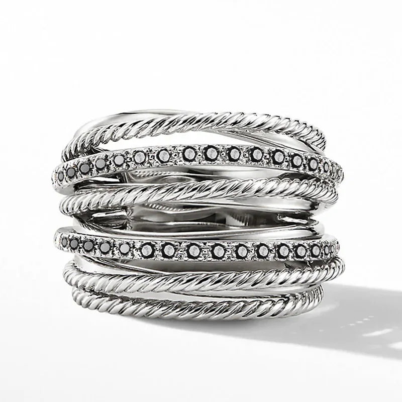 Nahaufnahme eines glänzenden Damen Zirkonia Rings aus Silber, mehrreihig, für zeitlose Eleganz & Stil.