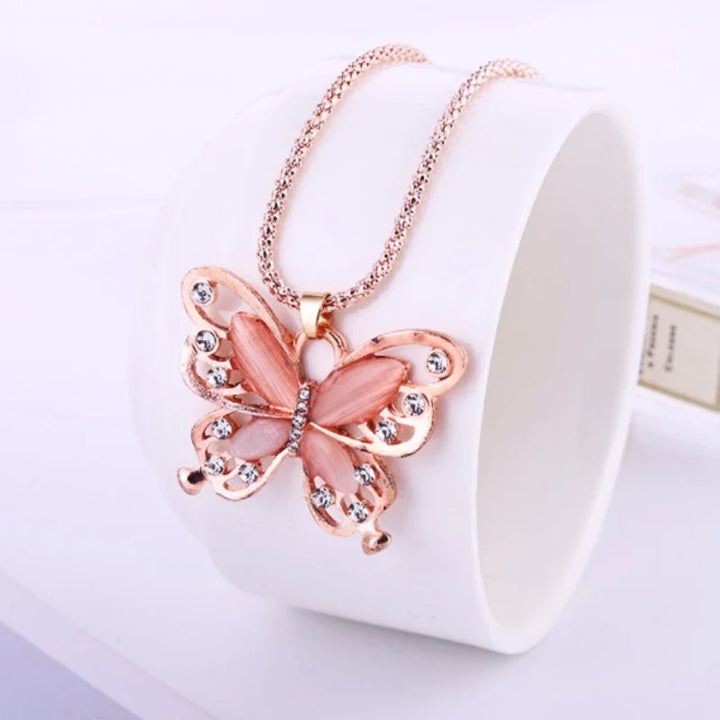 Nahaufnahme der Roségold-Halskette mit irisierendem Opal-Schmetterling, perfekt für Damenschmuck.