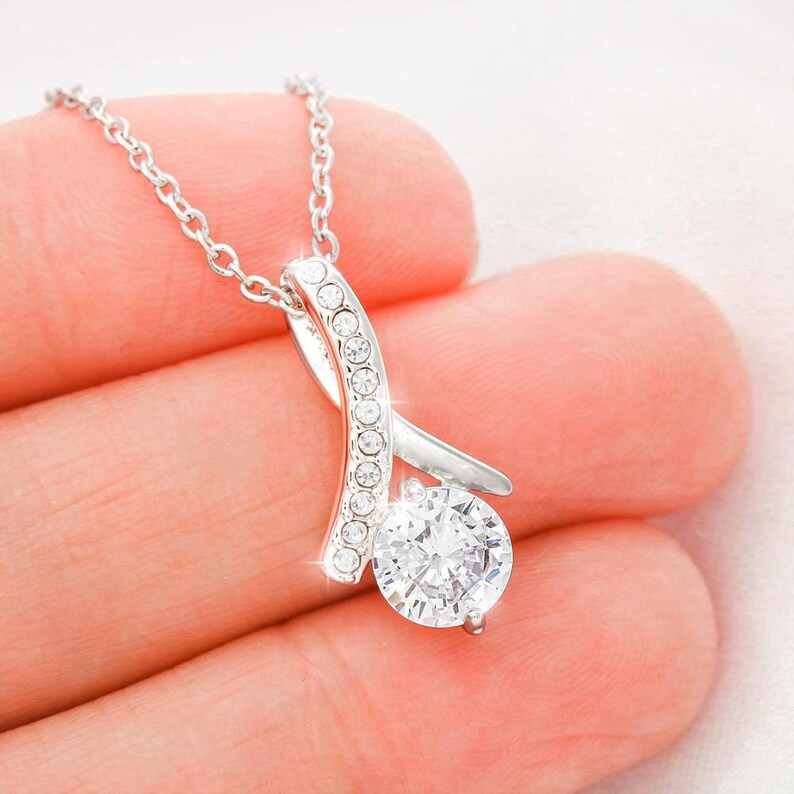 Edle Damenkette für Seelenverwandte, mit schimmerndem Kristall-Anhänger und Zirkonia. Wundervolles Schmuck-Geschenk.