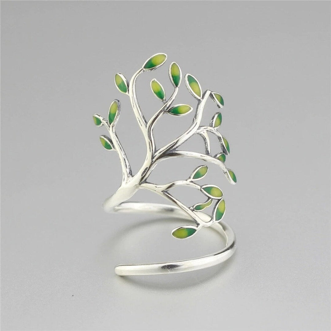 Eleganter verstellbarer Silberring für Damen, geschmückt mit lebendigen grünen Olivenbaum-Blättern, zeitloses Design.