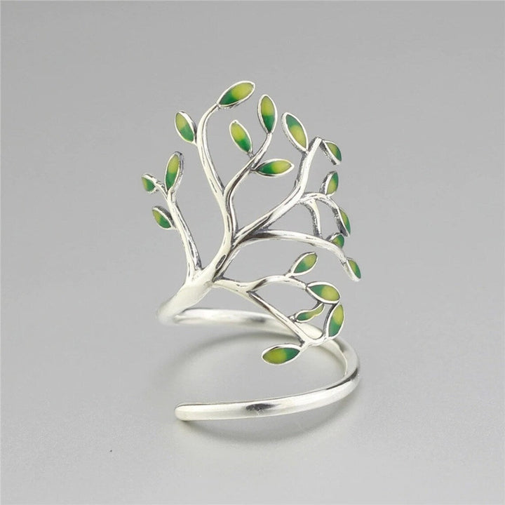 Eleganter verstellbarer Silberring für Damen, geschmückt mit lebendigen grünen Olivenbaum-Blättern, zeitloses Design.