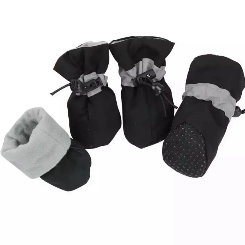 Komfortable Winter-Hundeschuhe bieten maximalen Pfotenschutz vor Kälte, Nässe und Verletzungen. Leicht an- & auszuziehen.