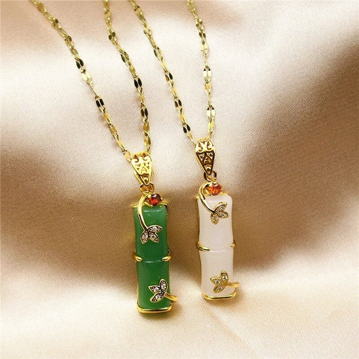 Grüne Jade-Halskette als Unisex-Amulett. Rechteckiger, eleganter Schmuck, bringt Harmonie & Glück im Alltag.
