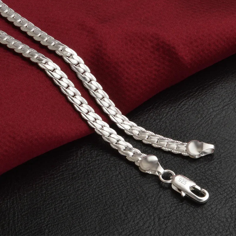 Damen Halskette aus Sterling Silber am Hals getragen. Eleganter Schmuck für Hochzeit, Alltag oder als besondere Geschenkidee.