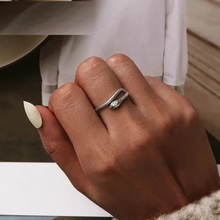 Eleganter Damen Schlangenring aus Sterlingsilber mit funkelnden Zirkonen, verstellbar.