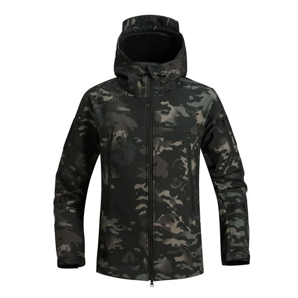 Mann trägt stilvolle, winddichte Herren Softshell Jacke beim Wandern. Vielseitige Outdoorjacke für jedes Wetter.