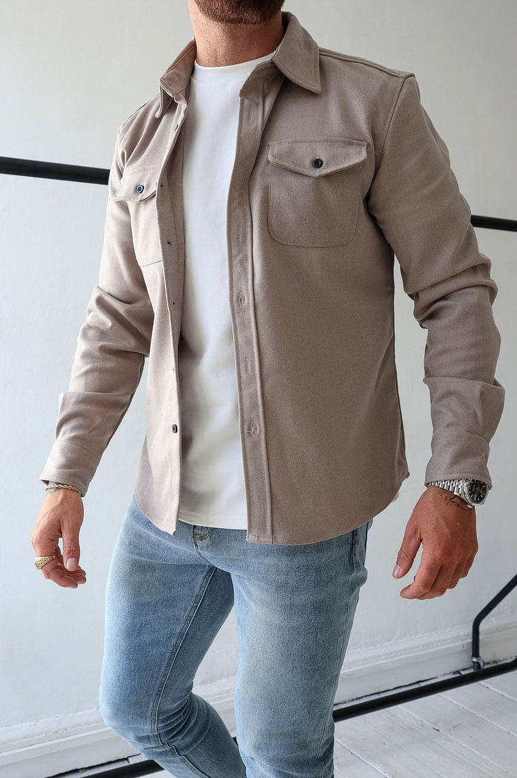 Eleganter Slim Fit Herren Hemdjacke, vielseitig für Smart Casual Anlässe, mit praktischen Brusttaschen.