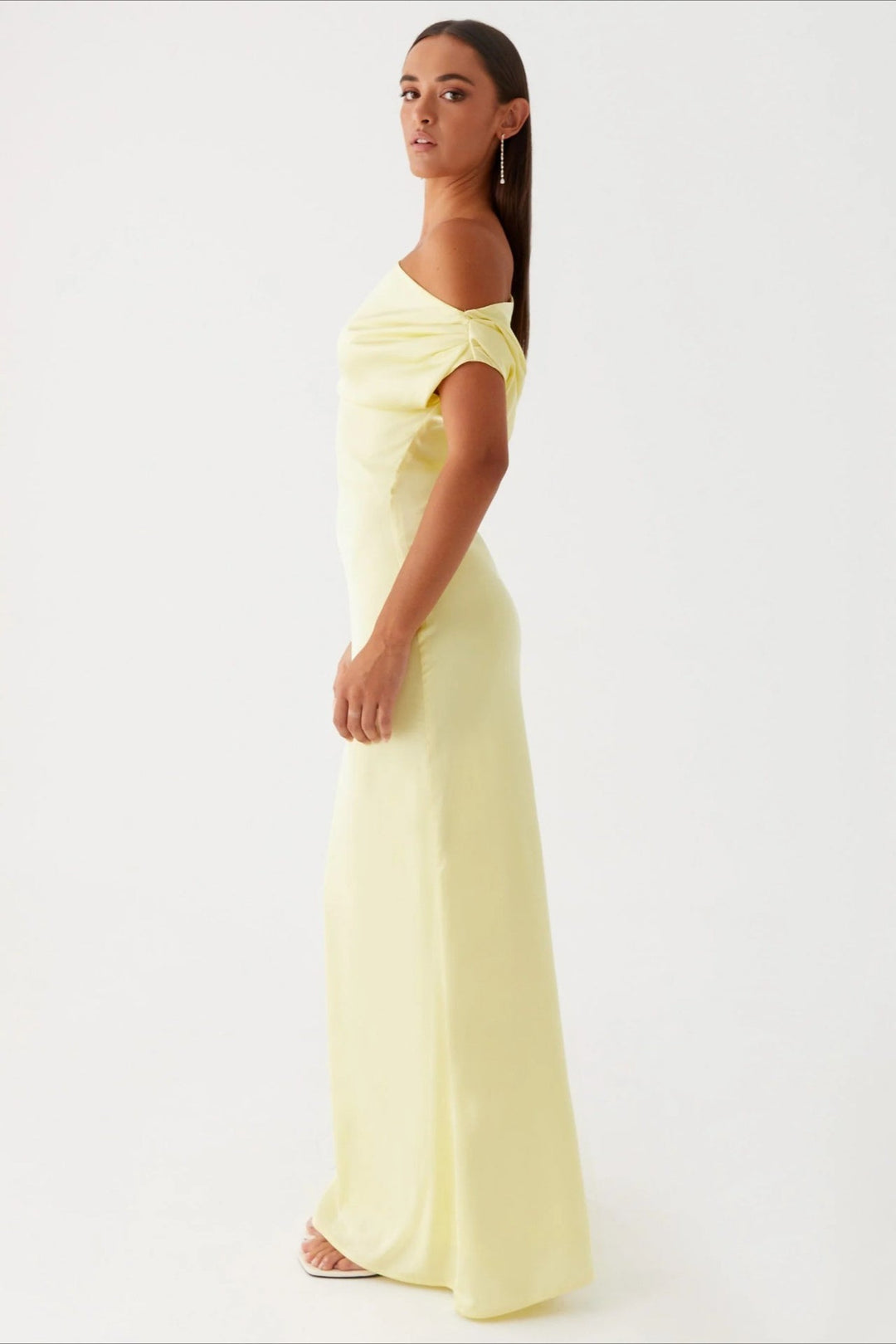 Sommerliches Maxikleid für Damen, fließende Silhouette, ideal für elegante Sommerabende und Partys.