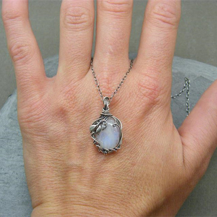 Vintage Damen Halskette mit blau schimmerndem Mondstein Tropfen. Retro Design, eleganter Edelsteinschmuck für jede Frau.