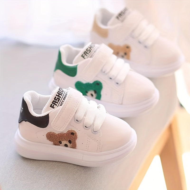 Flexible Babyschuhe mit rutschfester Sohle für sichere erste Schritte von Kleinkindern.