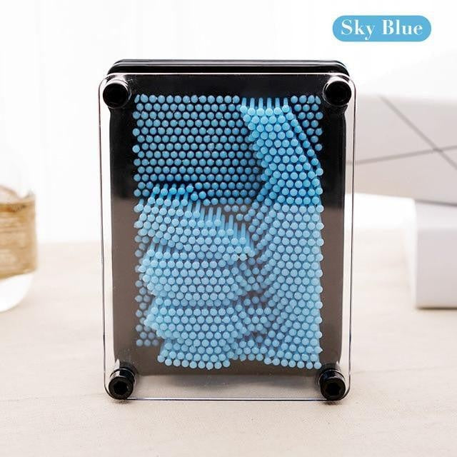 Glänzendes 3D Pin Art Brett mit farbigen Pins, erzeugt beeindruckende haptische 3D-Bilder auf dem Schreibtisch.