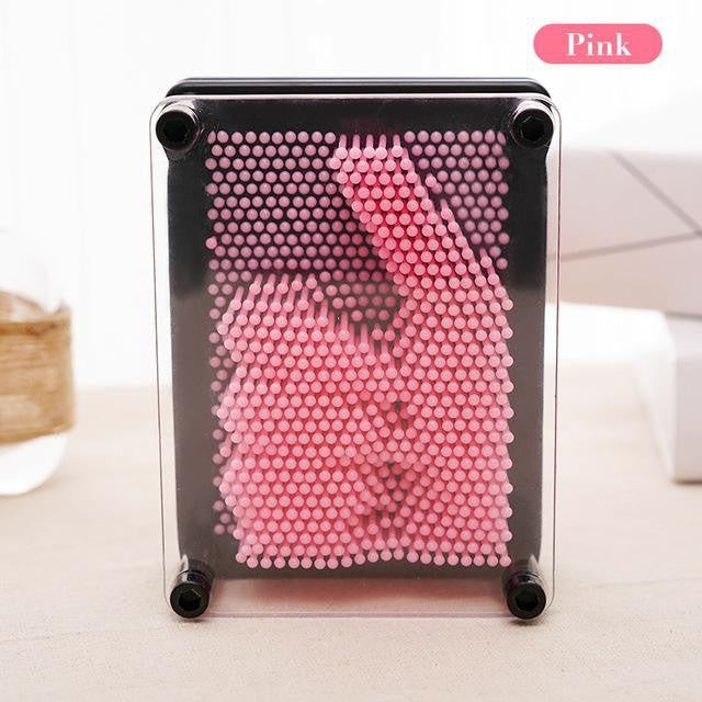 Taktiles 3D Pin Art Eindrucksbrett mit farbigen Pins für sensorische Erkundung und kreatives Spiel.