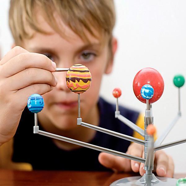 DIY Sonnensystem Modell Malset für Kinder, das im Dunkeln leuchtet. Pädagogisches Weltraum-Geschenk für kleine Astronomen.