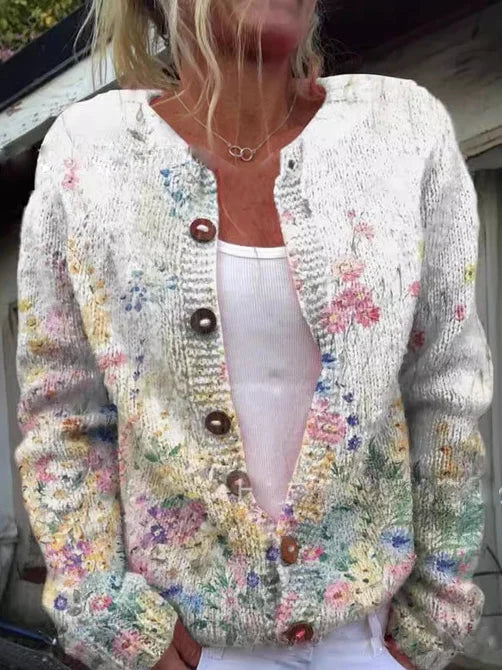 Stylische Damen Strickjacke, geschlossen getragen. Eleganter Cardigan, warm und vielseitig für Büro & Freizeit.