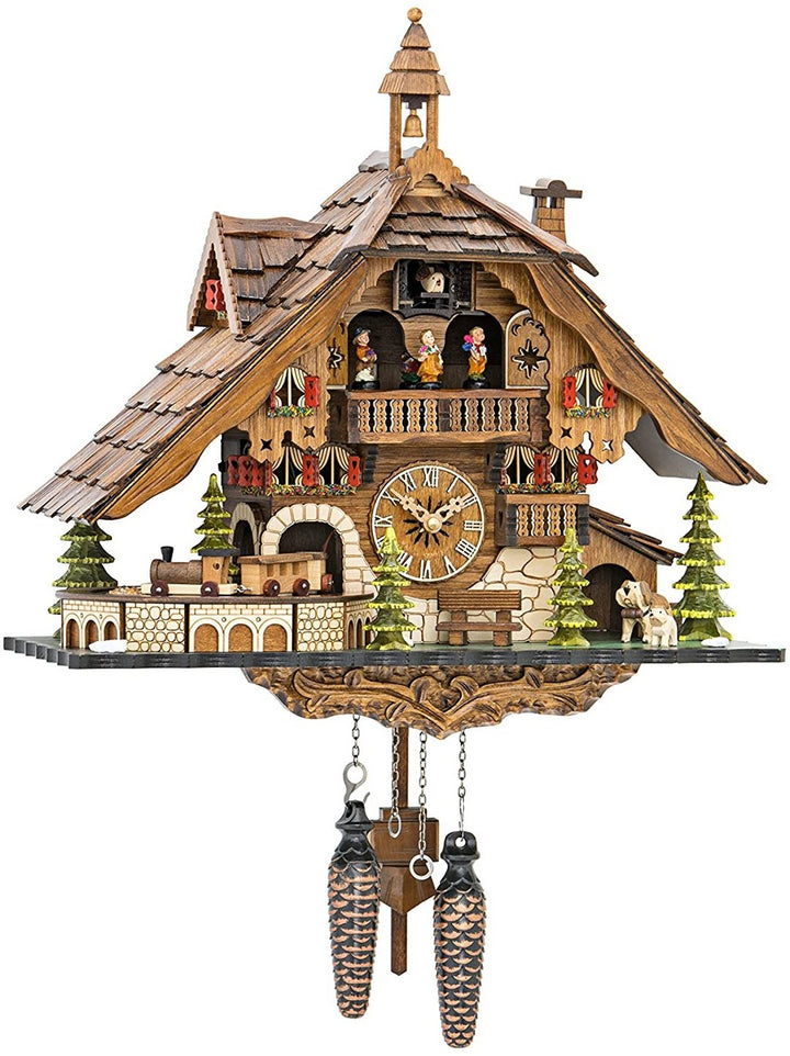 Traditionelle Schwarzwald Kuckucksuhr aus Holz, handbemalt mit Chalet-Design und Schnitzereien.