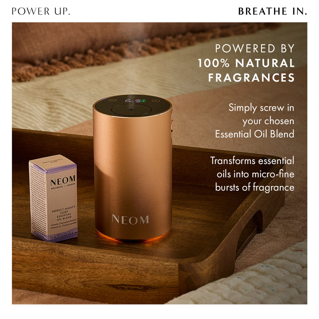 Wasserloser Aroma Diffusor in Betrieb, mit sichtbarem feinem Duftnebel von ätherischen Ölen.