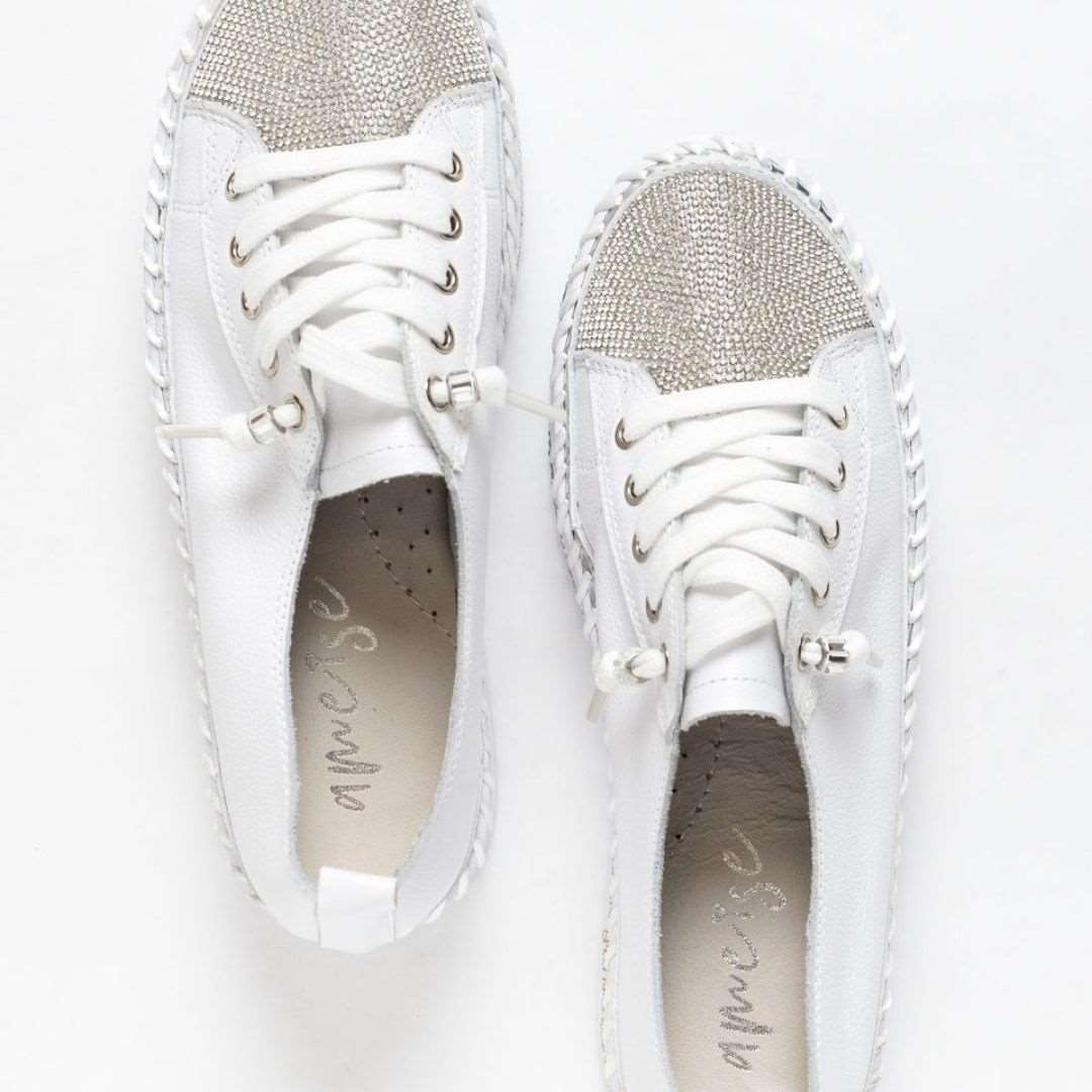 Vorderansicht der Damen Plateau Glitzer Sneaker, bequeme und modische Alltagsschuhe.