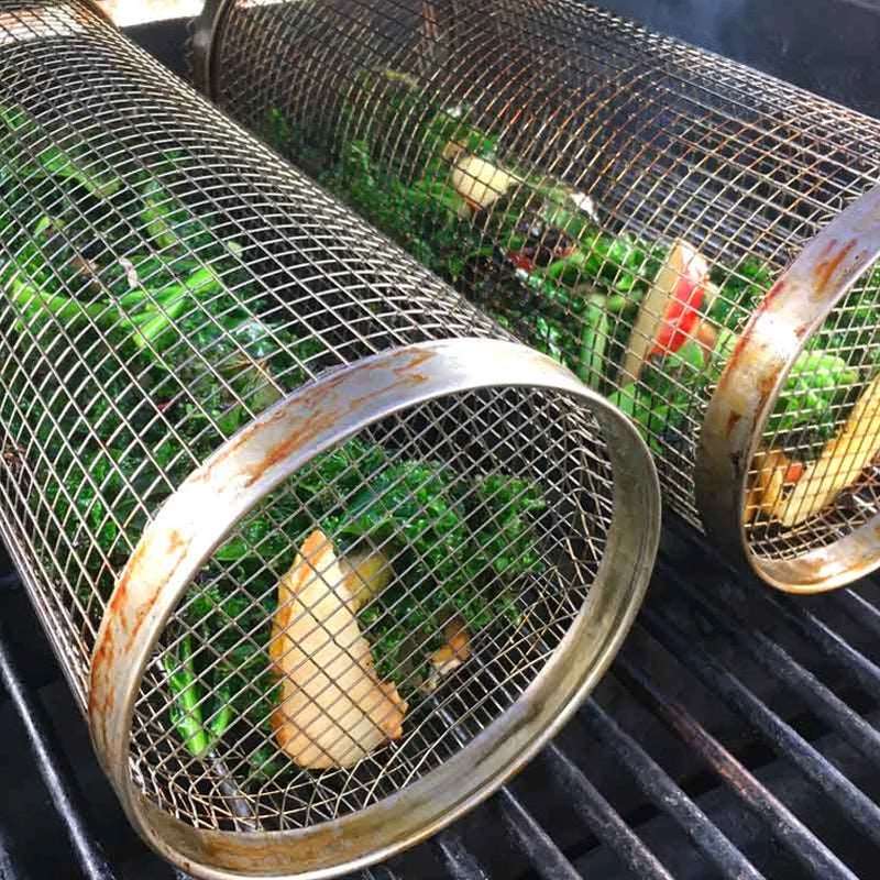 Zylindrischer Edelstahl Grillkorb, ideal für Gemüse & Fleisch. Drehbar für einfaches Wenden beim Outdoor-Grillen.