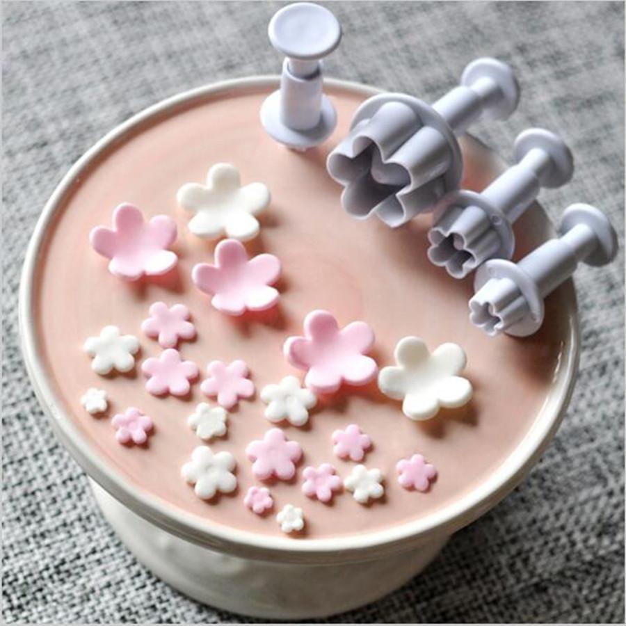 4-teiliges Pflaumenblüten Backformen-Set aus Silikon zum Backen von Kuchen, Gebäck & Cupcakes.