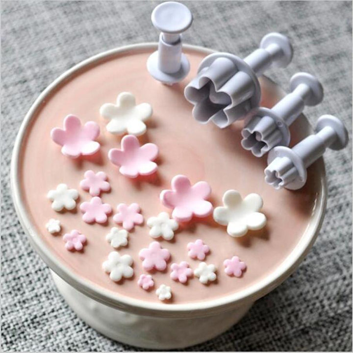 4-teiliges Pflaumenblüten Backformen-Set aus Silikon zum Backen von Kuchen, Gebäck & Cupcakes.