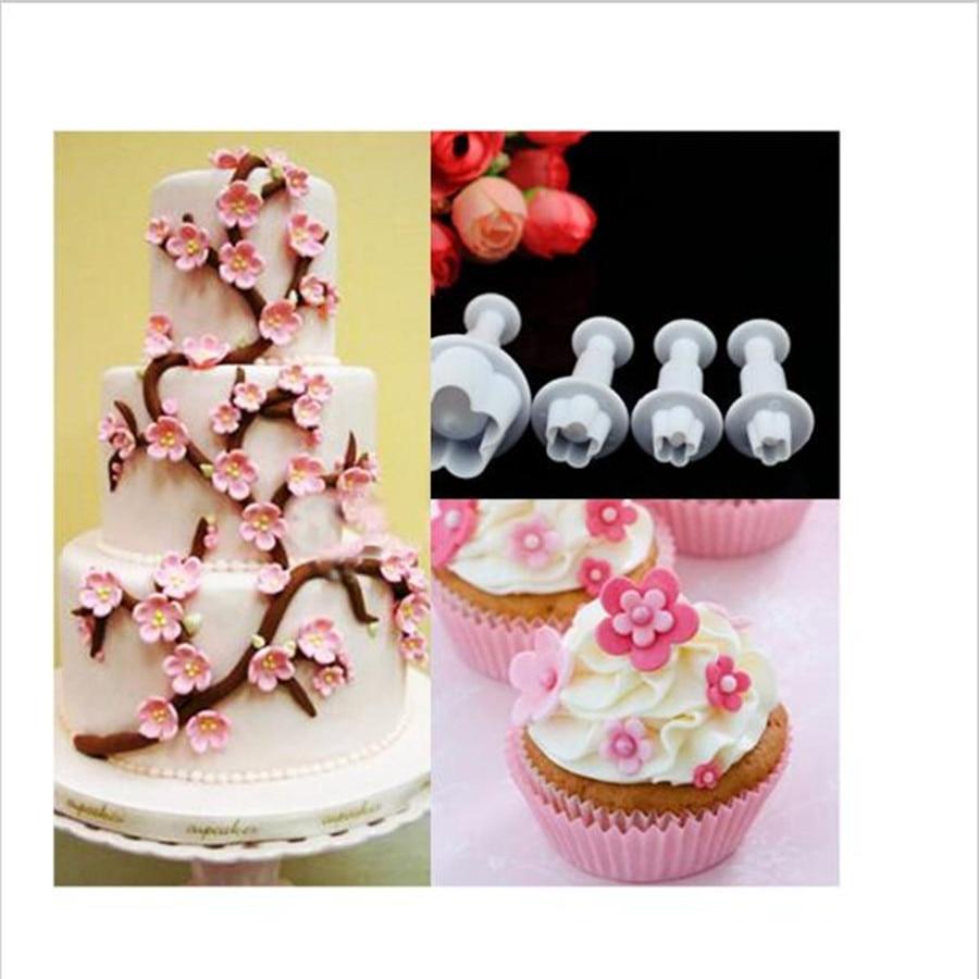 Detailaufnahme der rosa Silikon-Backform in Pflaumenblüten-Optik für kreative Kuchen und Gebäck.